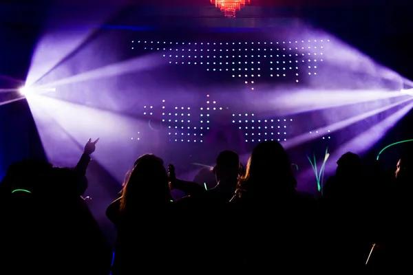 How a Wedding DJ Keeps Guests Entertained From Start to Finish